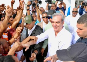 Así se reparte el salario del presidente Luis Abinader