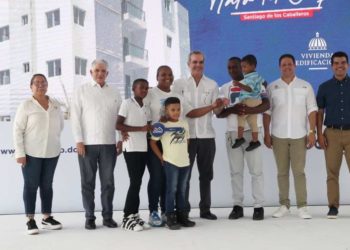 Desplazados de la Cañada Gurabo en Santiago recibieron 150 apartamentos