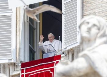 El papa Francisco reaparece ante los fieles tras su operación y agradece «de corazón» el afecto