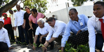 Ministerios de Educación y Agricultura inician 2,000 huertos escolares