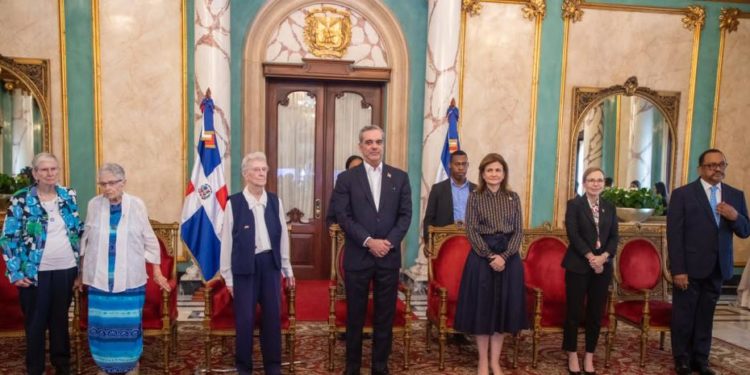 Abinader condecora a tres monjas por su labor en la educación