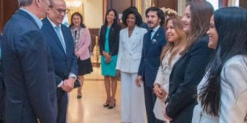 Abinader llega a Bruselas para participar en la III Cumbre UE-Celac de Jefes de Estado y de Gobierno