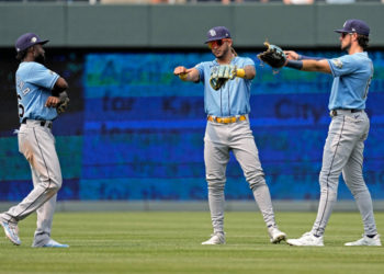 Con 2 jonrones de José Siri, Rays superan 6-1 a Reales en el primero de una doble cartelera