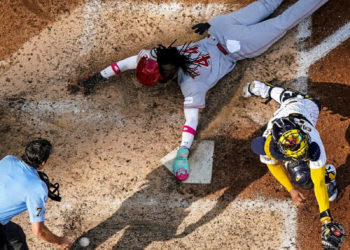 Elly De La Cruz se roba segunda, tercera y home en dos pitcheos