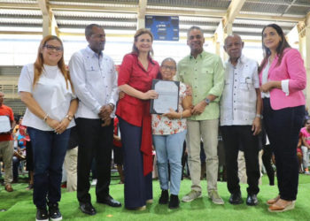 Gobierno entrega 544 títulos de propiedad en Azua e inaugura rehabilitación de redes eléctricas
