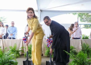 Raquel Peña encabeza primer picazo para construcción de parroquia en Santiago