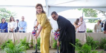 Raquel Peña encabeza primer picazo para construcción de parroquia en Santiago